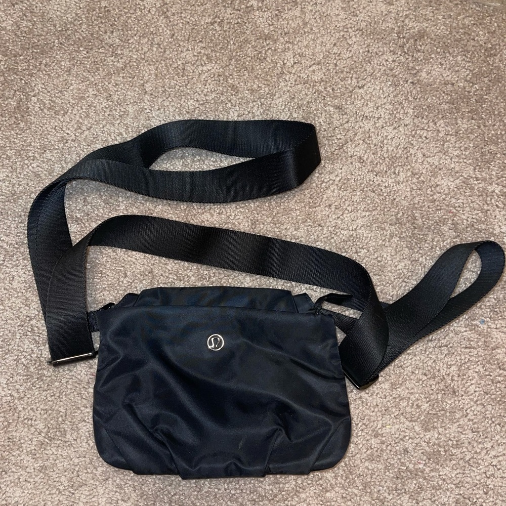 LULU LEMON CROSS BODY
